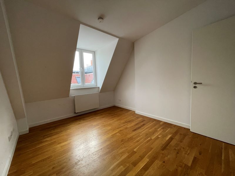 schön viel Platz zum Wohnen - Dachgeschoss mit EBK, Gäste-WC und ontop-Terrasse in Prenzl. Berg in Berlin