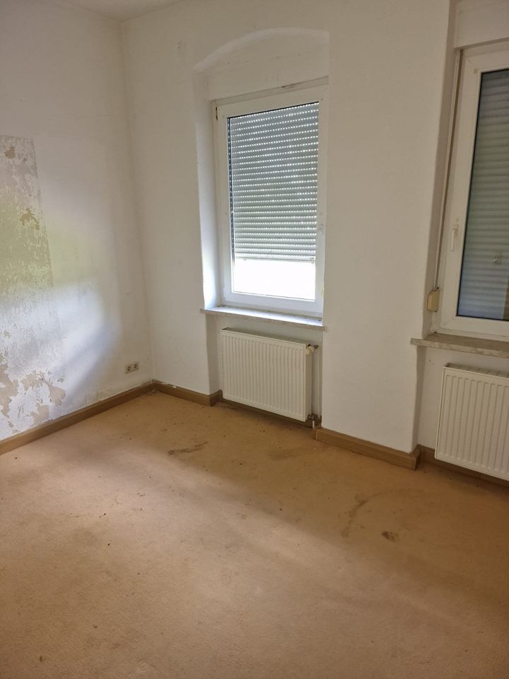 Sanierungsbedürftige Wohnung im Mehrfamilienhaus (OG re.) in Bernburg (Saale)