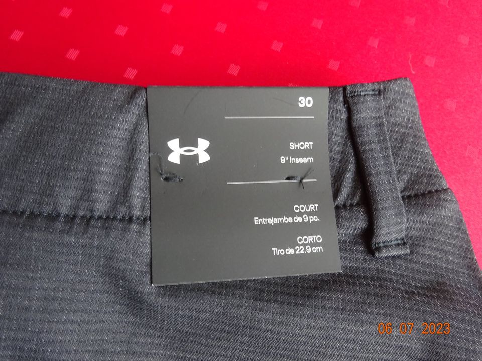 Herren-Shorts v. "Under Armour" neuwertig, versch. Größen in Öhningen