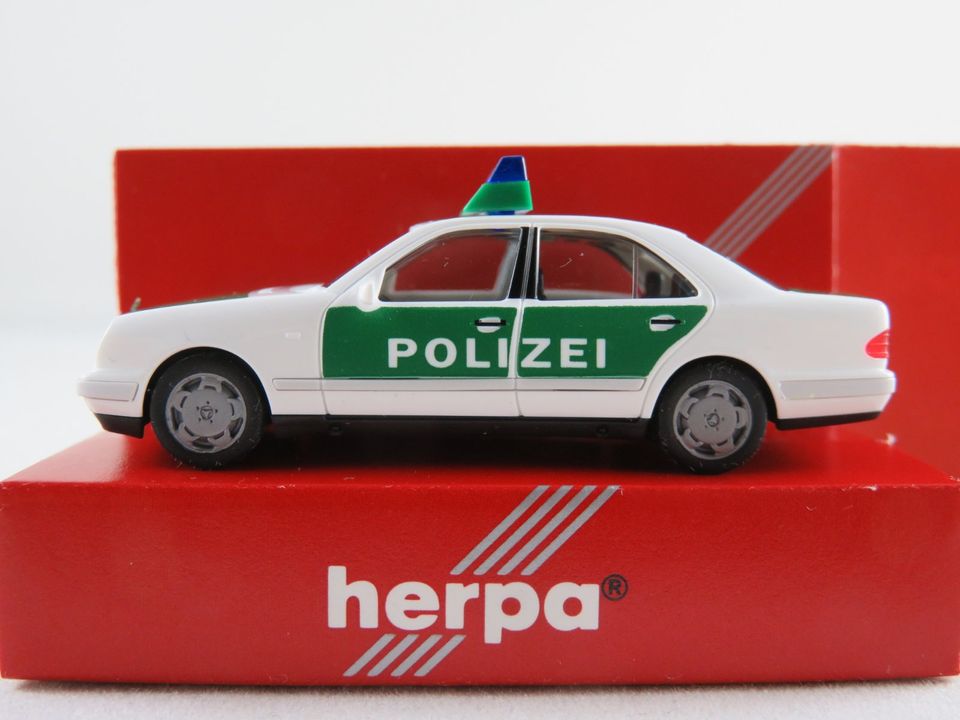 Herpa 042864 Mercedes-Benz E 320 Lim. (1995-2002) "POLIZEI" 1:87 in Bad Abbach