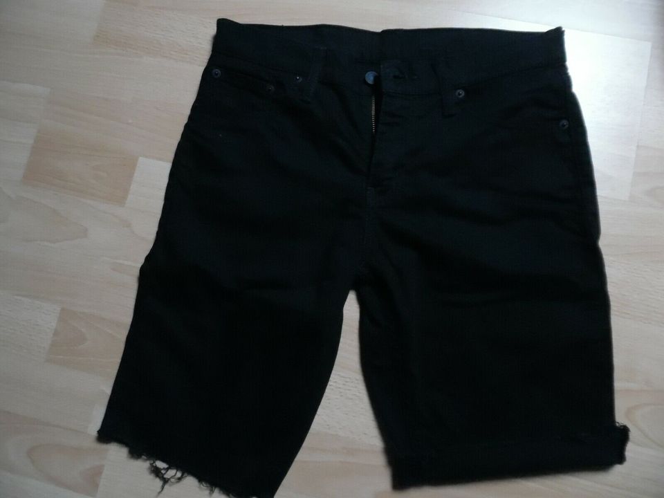 Kurze Hose Shorts Gr. 30 schwarz von Levis -neuwertig- in Liederbach