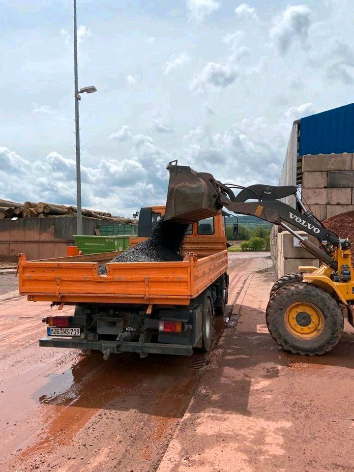 Liefern  von Kies, Sand, Schotter, Gartenerde, Splitt etc. in Beckingen