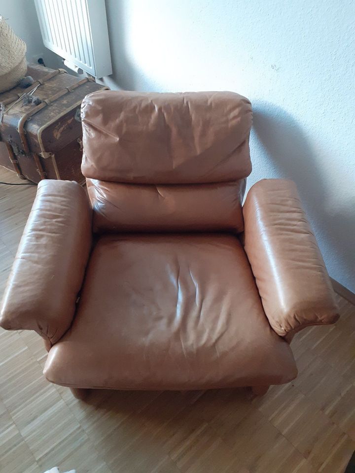 Zwei Design Ledersessel von COR, mit einem Hocker, 90er Jahre in Hagen