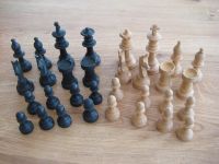 Alte Schachfiguren aus Echtholz (32 Stück) Nordrhein-Westfalen - Reichshof Vorschau