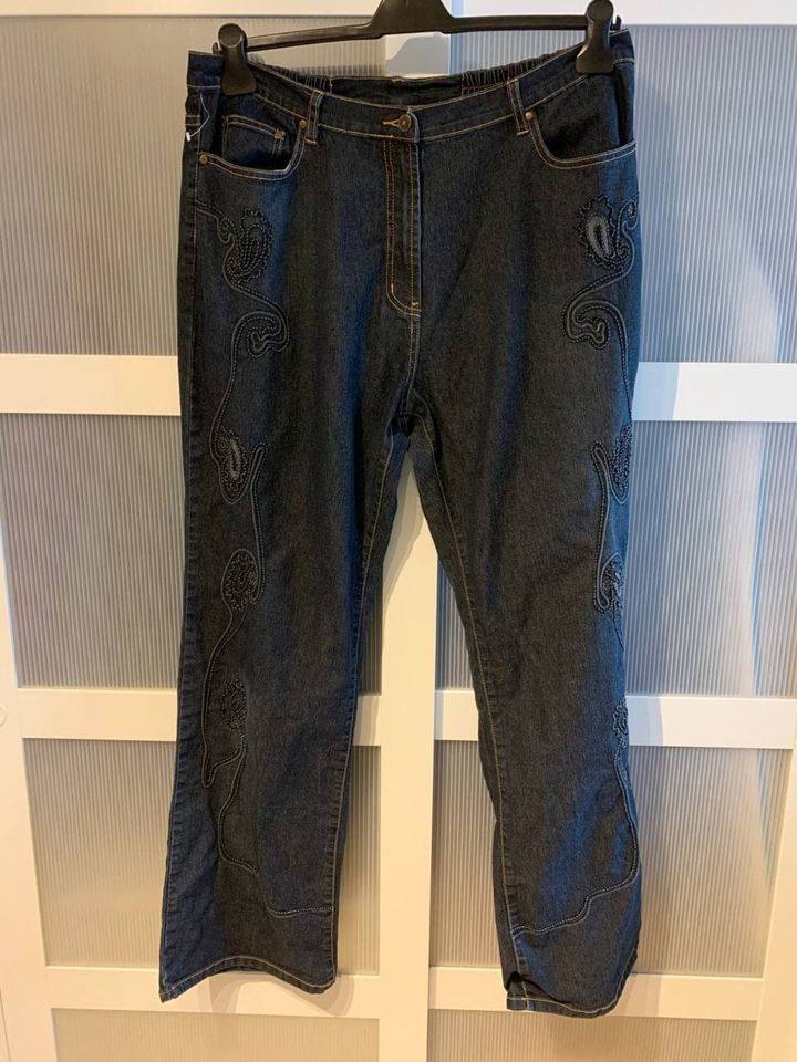 Ulla Popken Gr. 48 Jeans Lang mit Stickerei dunkelblau ohne Wasch in Langen (Hessen)