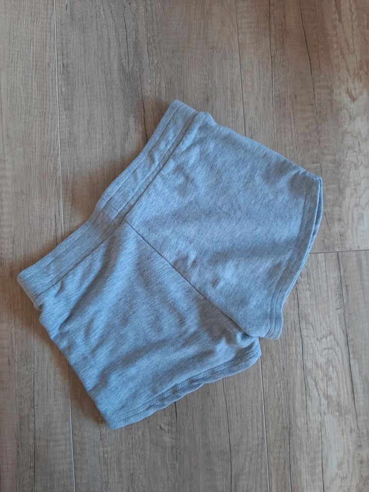 Sweathose w NEU Gr 140 C&A grau Sweatshorts in Müden