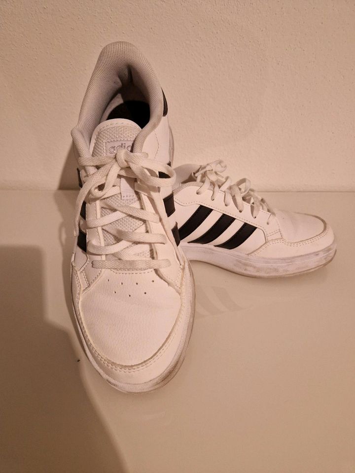 Original Adidas Sneaker Gr. 8,5 US (EU 39,5) in München