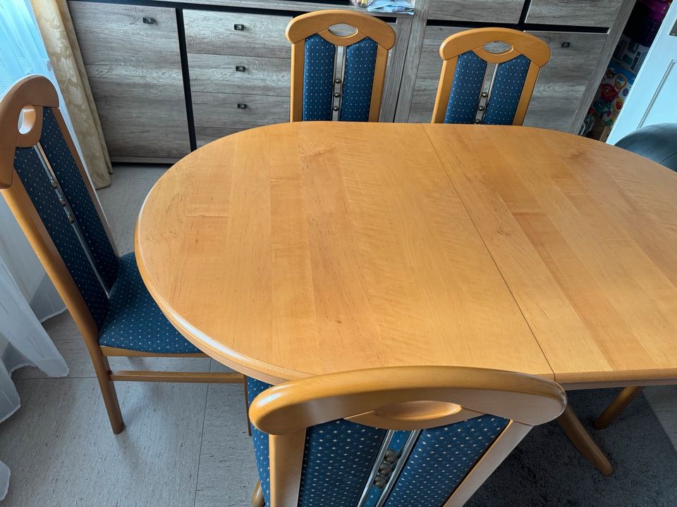 Esstisch aus Holz mit 5 Stühlen ausziehbar top Zustand in Pinneberg