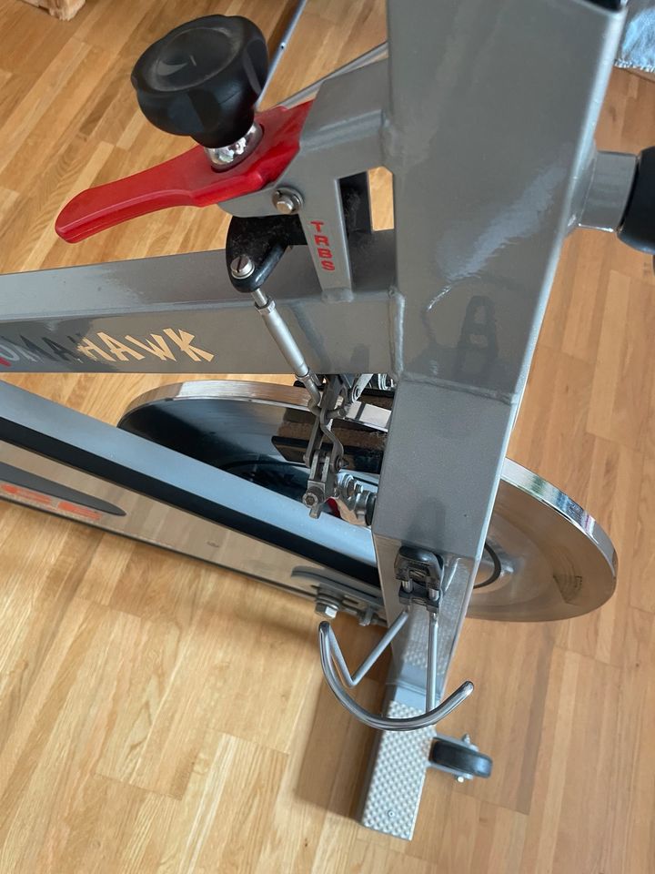 Indoor cycling Hometrainer Fahrrad Peloton Tomahawk in München