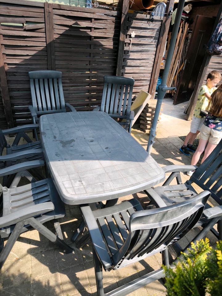 6x Garten Stühle mit 1x Tisch in Oberhausen