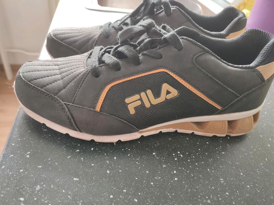 FILA Sneaker schwarz-gold Gr.42 in Berlin