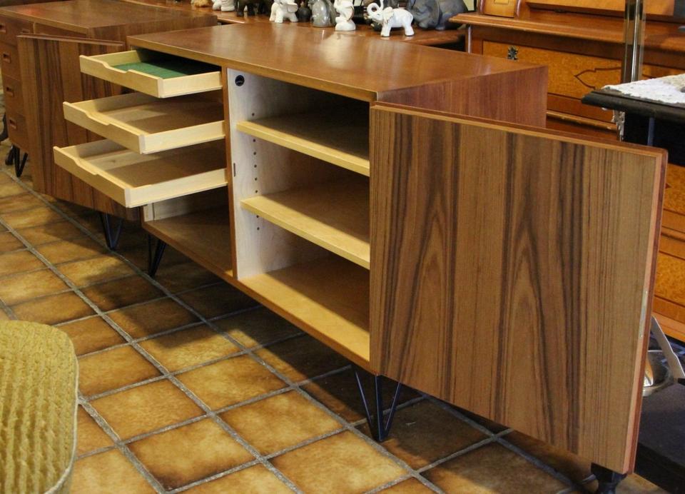 Mid Century Kommode aus Teak mit innenliegenden Schubkästen in Oeversee
