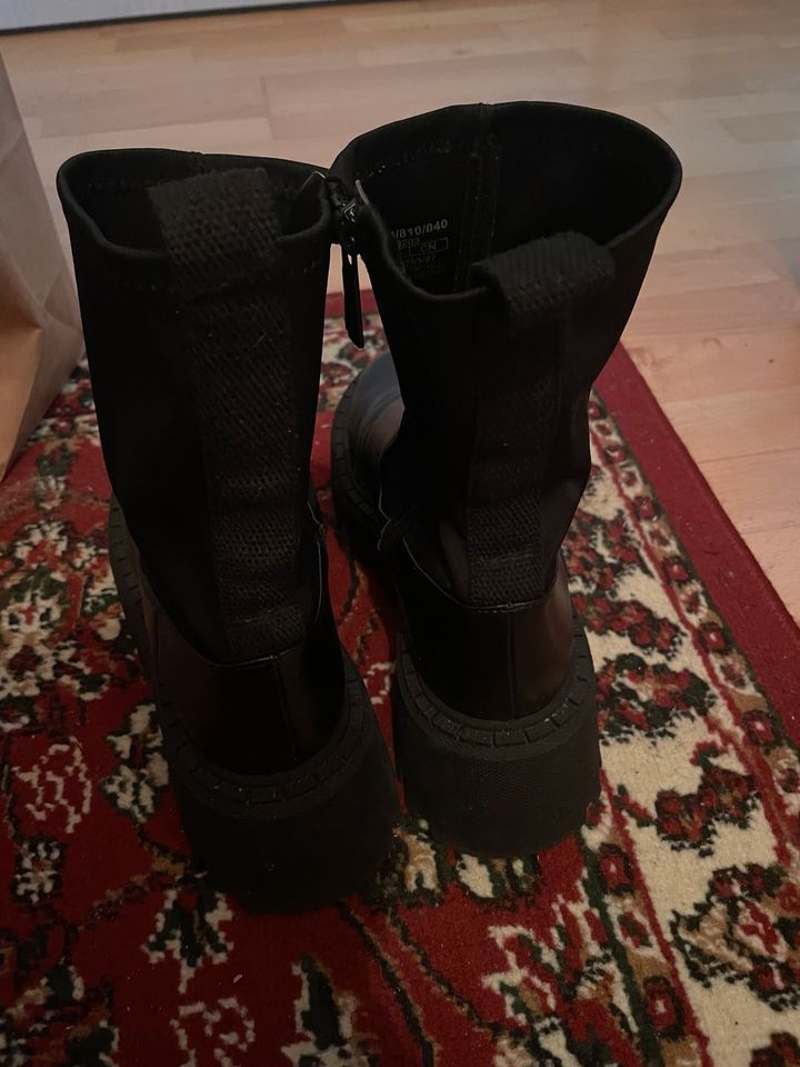 Zara Plateau Stiefel schwarz Gr. 39 in Brandenburg an der Havel