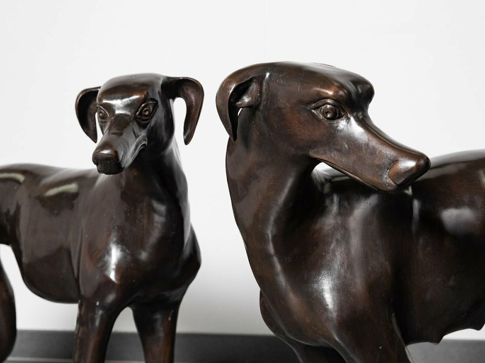 Bronze Skulptur Figur Hunde Paar Windhund Dog animal in Lage