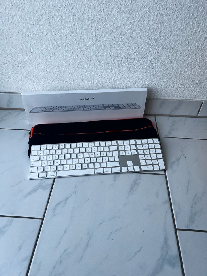 Apple Magic Keyboard + Numpad weiß + Tasche // WIE NEU in Bietigheim-Bissingen