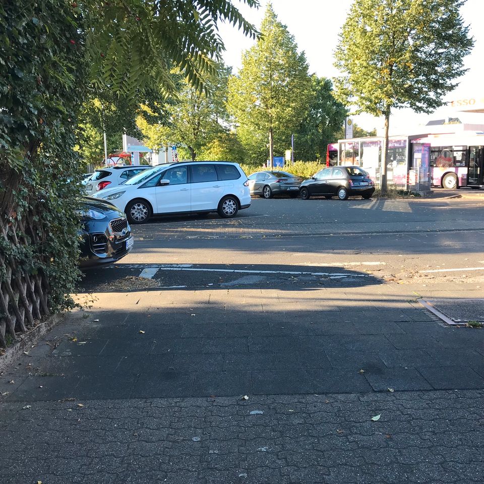 Stellplatz an der Straßenbahnhaltestelle Refrath zu vermieten in Bergisch Gladbach