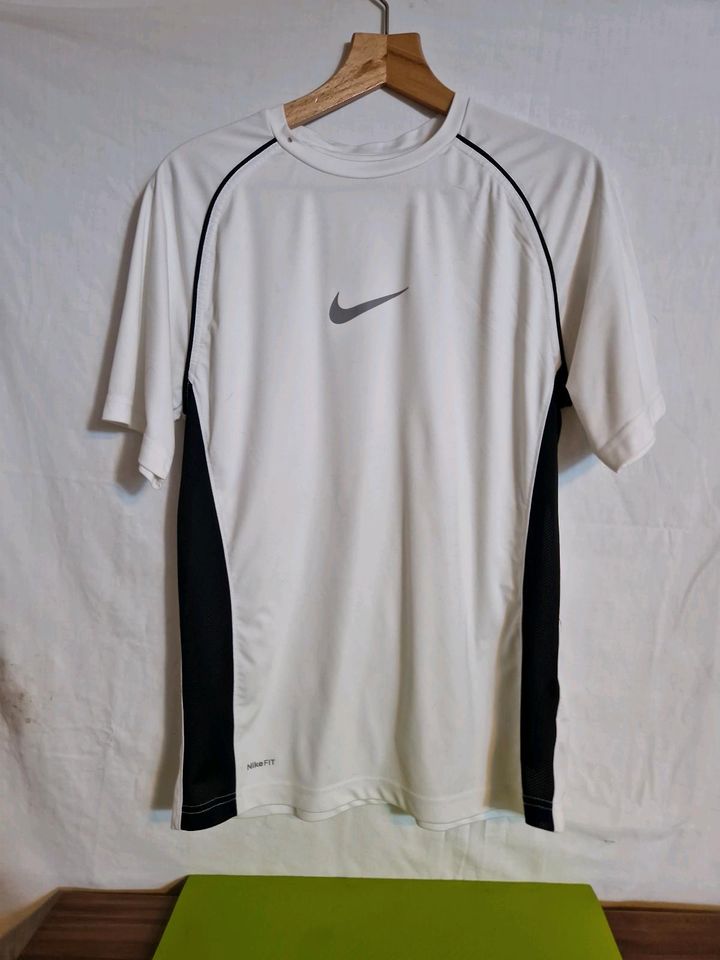Gebrauchtes weißes Herren T-Shirt von Nike Fit, Größe XL (158-170 in Losheim am See