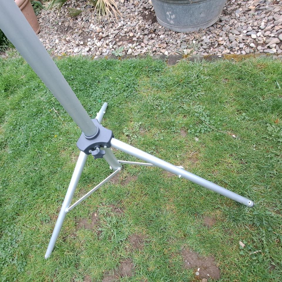 Sat Schüssel 65 cm mit Klapparm und Stativ für Camping/Mobil in Neuwied