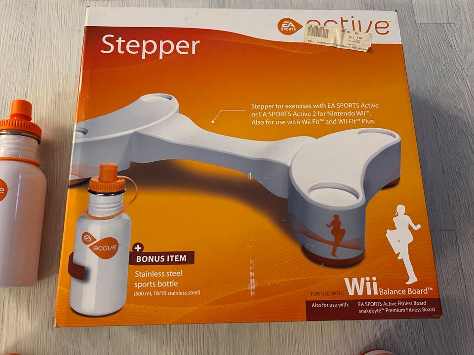 Nintendo Wii Active 2 + EA Sports Active Stepper + Trinkflasche in Selent