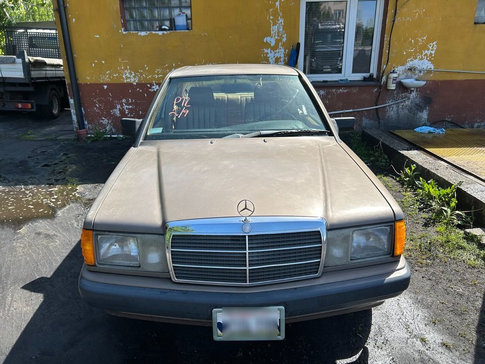 MERCEDES W201 190E 2.6 Imported from sunny California. Zero rust in Jarplund-Weding