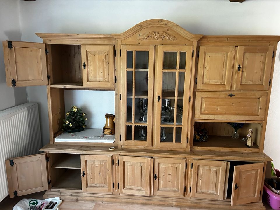 Wohnzimmerschrank in Winzer