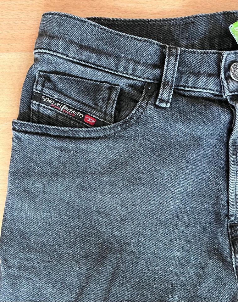 Schwarze Diesel Tapered Jeans W29/L30 Neuzustand in Bietigheim-Bissingen