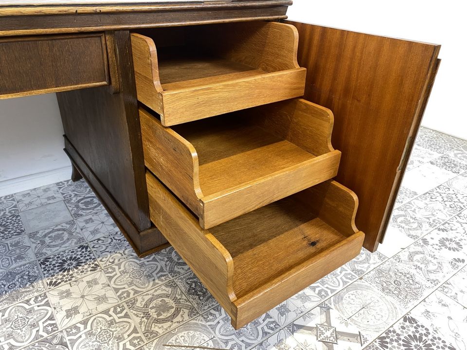 WMK Imposanter freistehender Art Deco Schreibtisch aus vollem Holz mit geräumigen Schubladen und schönen Verzierungen, um 1930 # Arbeitstisch Desk Sekretär Bürotisch Antik Vintage # Lieferung möglich in Berlin