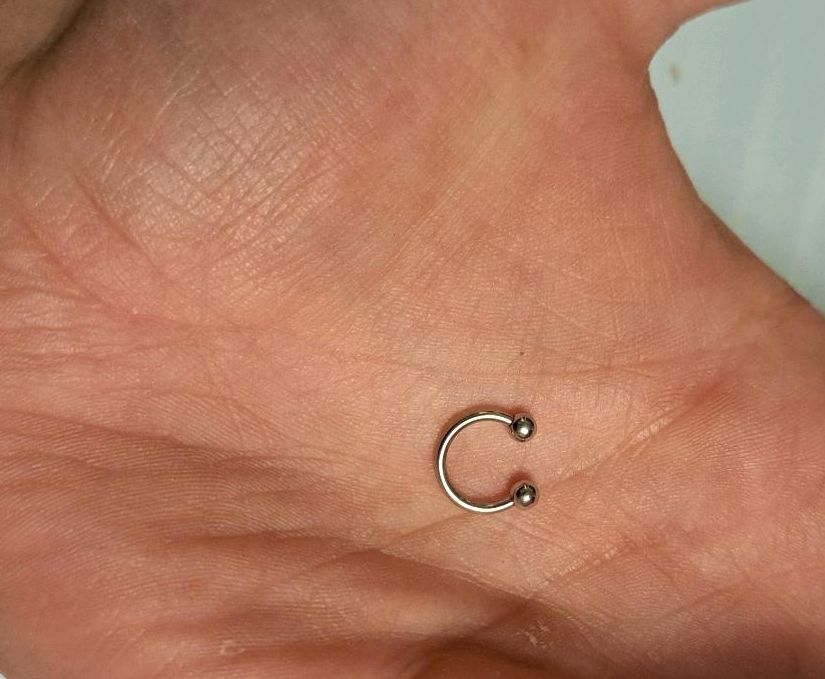 Piercing Hufeisen mit Kugeln dezente größe 1cm Chirurgenstahl in Nürnberg (Mittelfr)