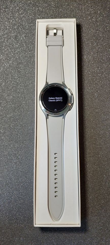 Samsung Galaxy Watch4 Classic 46mm + 3 zusätzliche Armbänder in Höxter