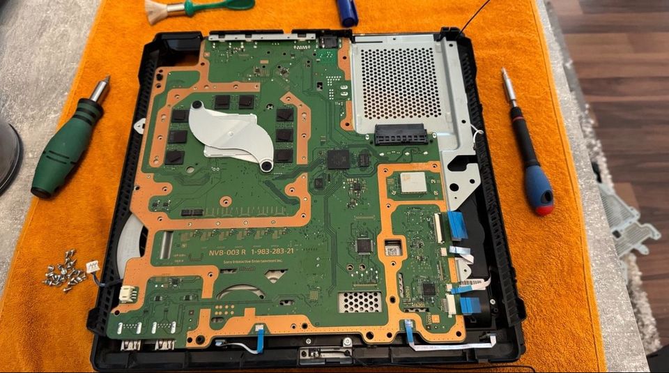 Sony PlayStation 4/5 Pro Reinigung Wärmeleitpaste Controller HDMI in Wiesbaden