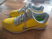 Nike Free 3.0 in Gr. 41 in leuchtenden gelb Berlin - Biesdorf Vorschau