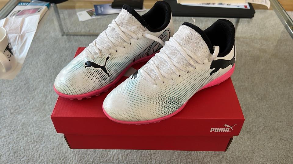 Puma Fußballschuhe Gr. 34 neuwertig inkl. Schoner und Stutzen in Hamburg