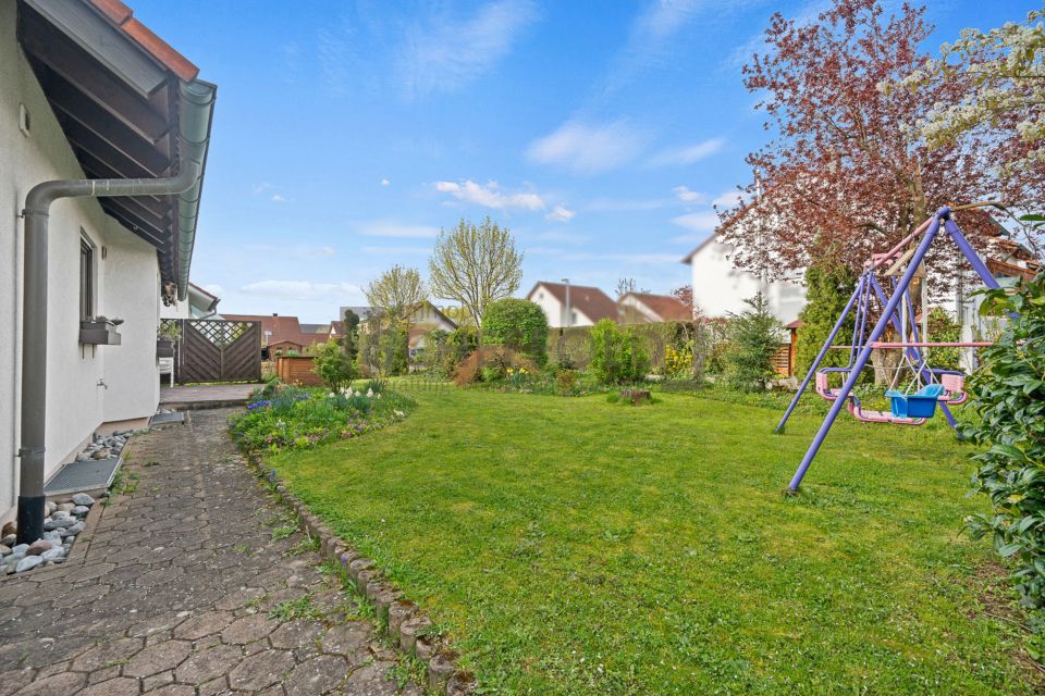 In einem beliebten Wohngebiet! Einfamilienhaus mit schönem Garten und Ausbaupotential in Laupheim