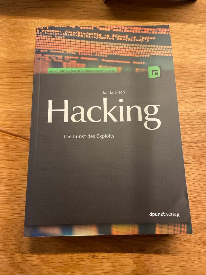 Buch „Hacking“ in Deckenpfronn