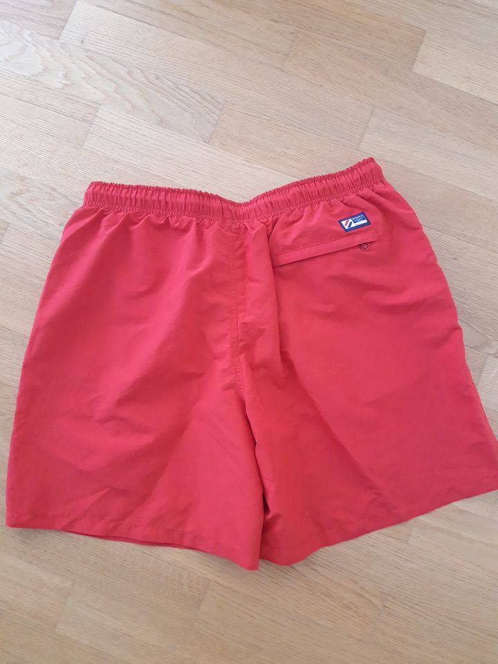 Rote Speedo-Badeshorts von Superdry in München