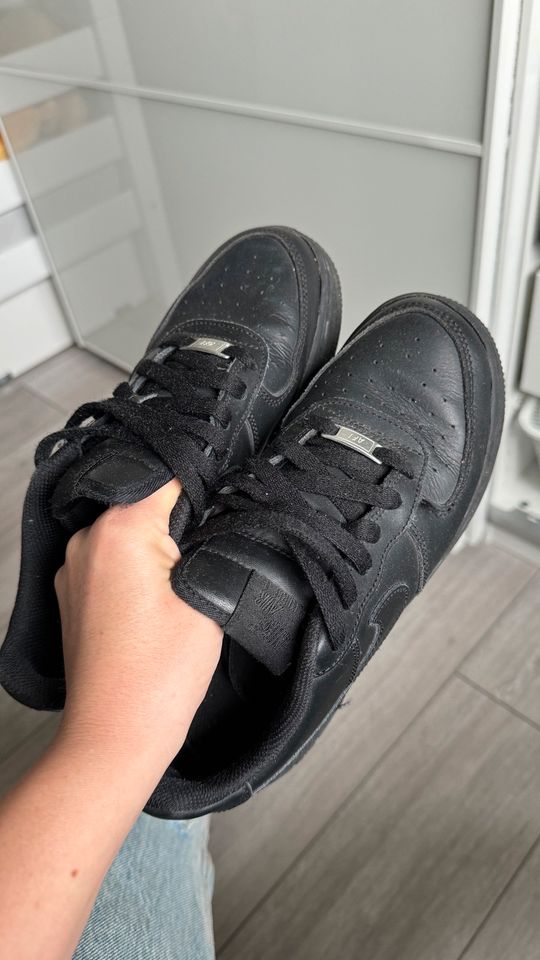 Nike Air Force 1 Schwarz 38.5 sehr gut erhalten in Köln