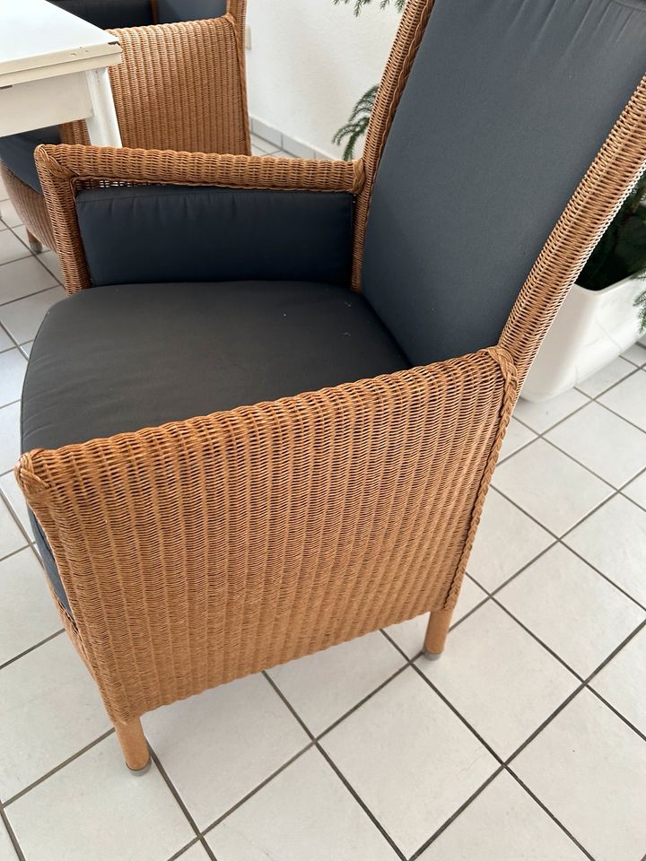 4 Sessel/ Stühle aus Rattan mit grauen Kissen in Ahaus