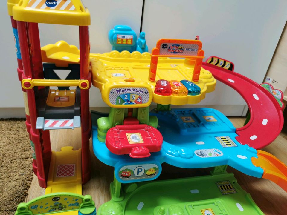 Tut tut Baby Flitzer Parkgarage mit 11 Fahrzeugen / Tieren in Düsseldorf