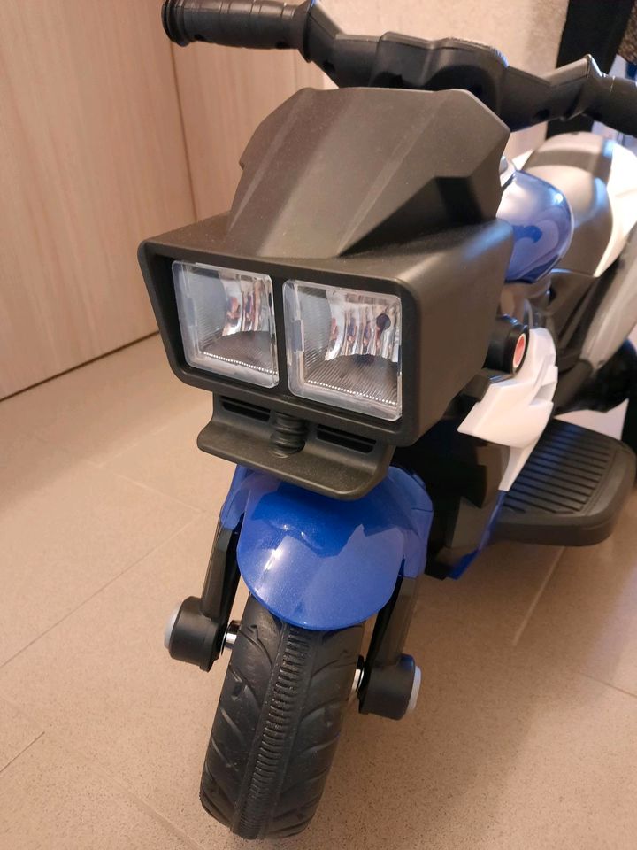 Kinder Elektromotorrad mit Musik, Licht u. Ladegerät (neuwertig) in Nidda