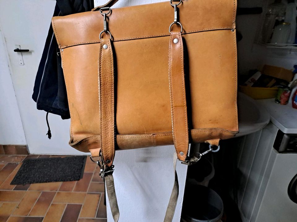 Echt Leder Schultasche mit Trageriemen und Umhänget in Illingen