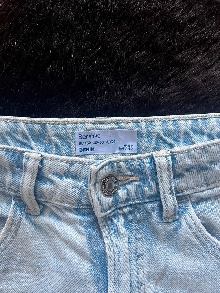 Bershka Mom Jeans 32 in Waldbüttelbrunn