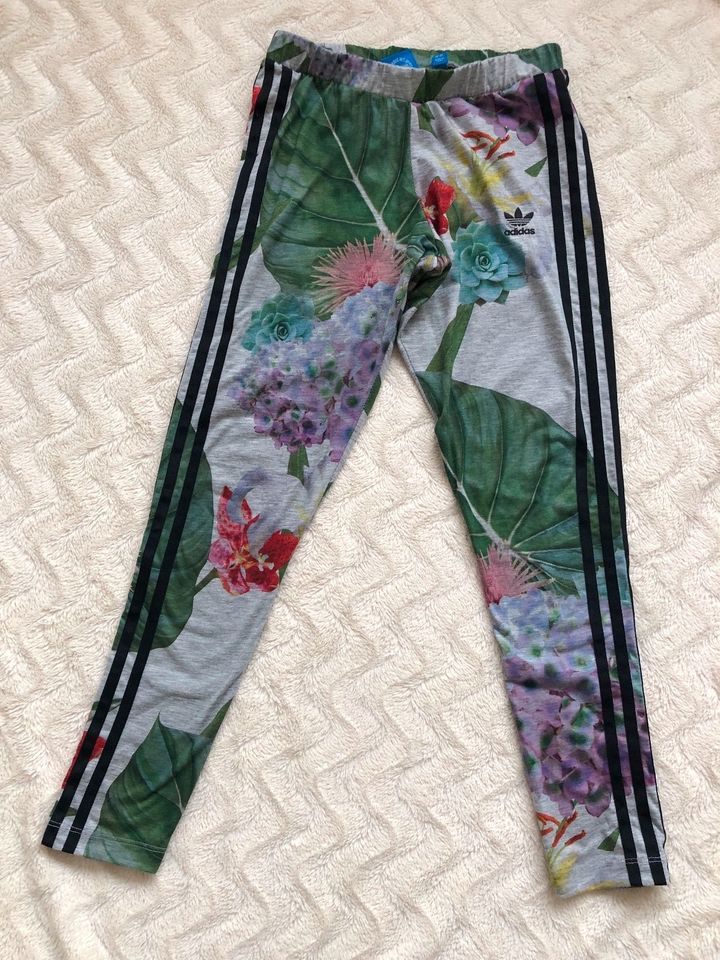 Adidas Leggings in XS grau mit Blumen Muster in Bayern - Wendelstein | eBay  Kleinanzeigen ist jetzt Kleinanzeigen