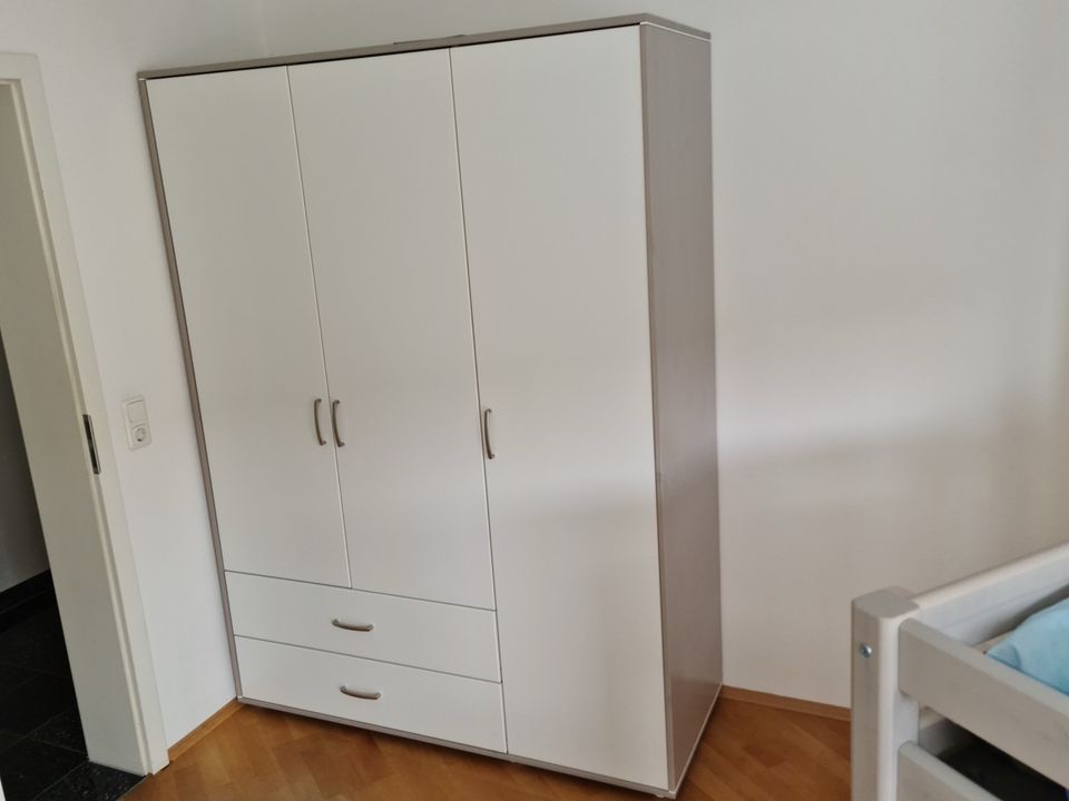 Skandic FLEXA Classic Kleiderschrank + Bett halbhoch mit Rutsche in Hofheim am Taunus