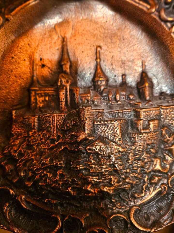Relief aus Metall, zeigt eine Burg, Kupferfarben in Langerwehe