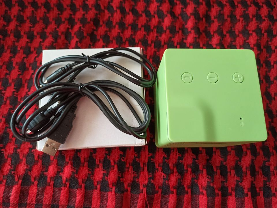 Vtrek Bluetooth Lautsprecher, grün, mit Mikrofon, selten gebrauch in Bad Schönborn