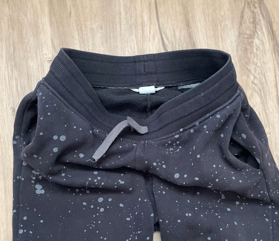 Schwarze Jogginhose / grau gefleckt, H&M, 140 in Bad Staffelstein