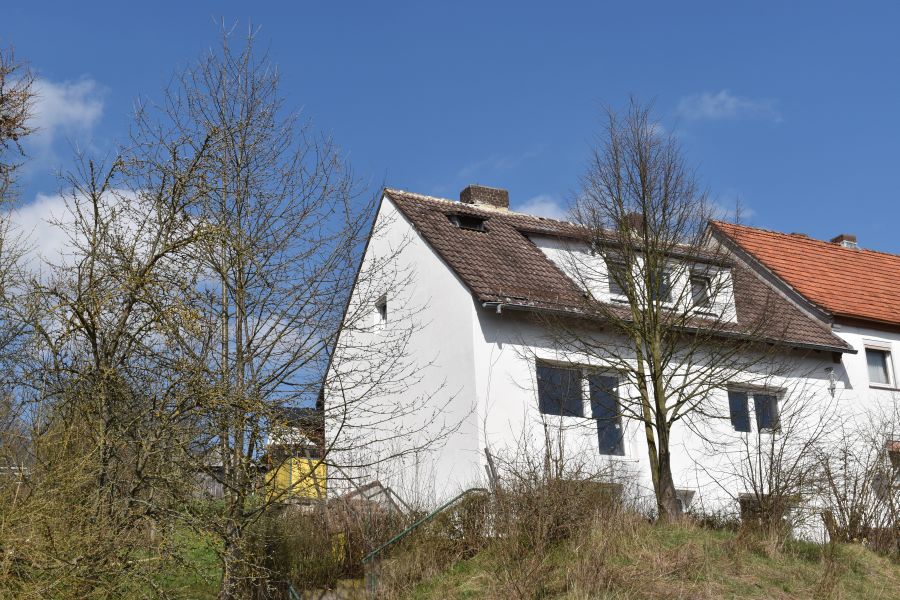 Verkauf nach Gebot: Kernsaniertes Einfamilienhaus mit ELW - Auswahl bei Heizung, Bäder, Boden in Waldkappel