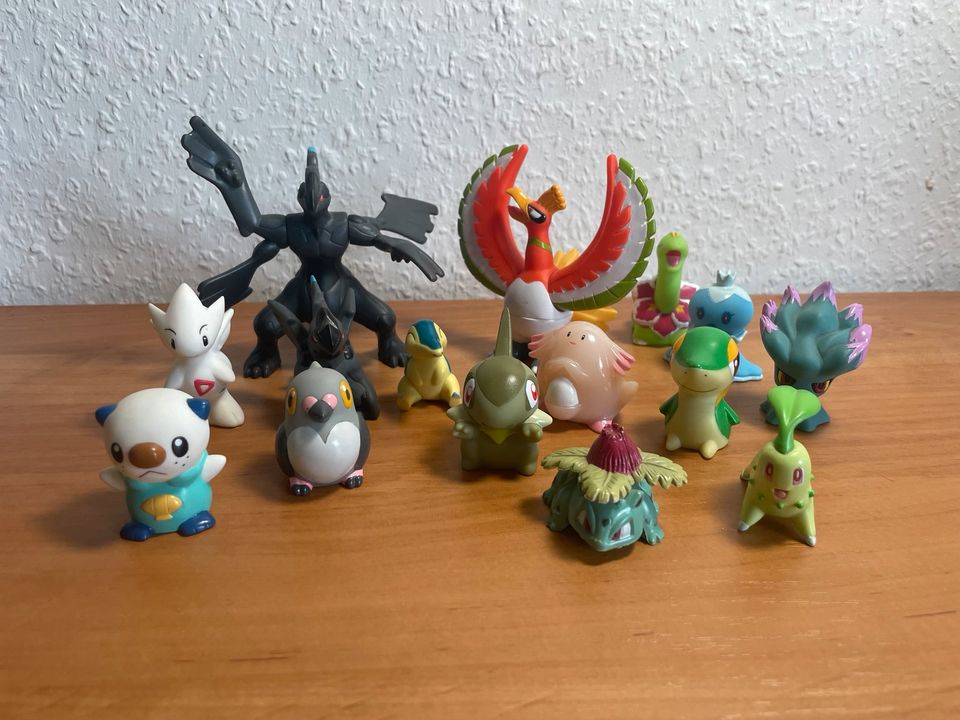 15 Pokemonfiguren verschiedener Herkunft in Halle