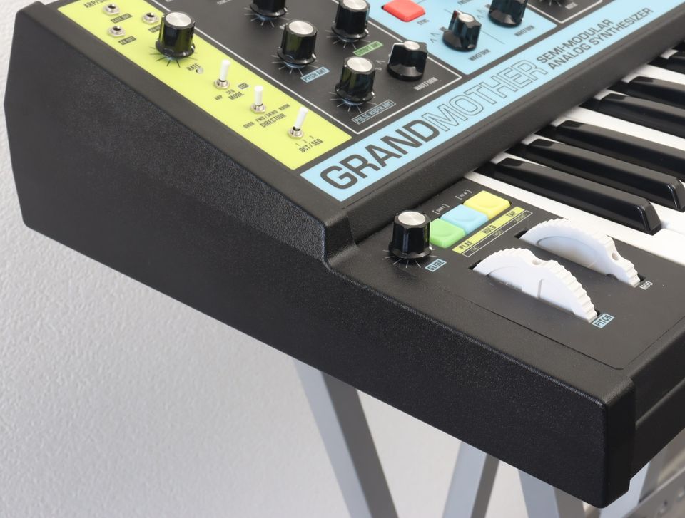 Moog Grandmother - 32 Tasten Analog Synthesizer + 2 Jahre Gewähr. in Möhnesee