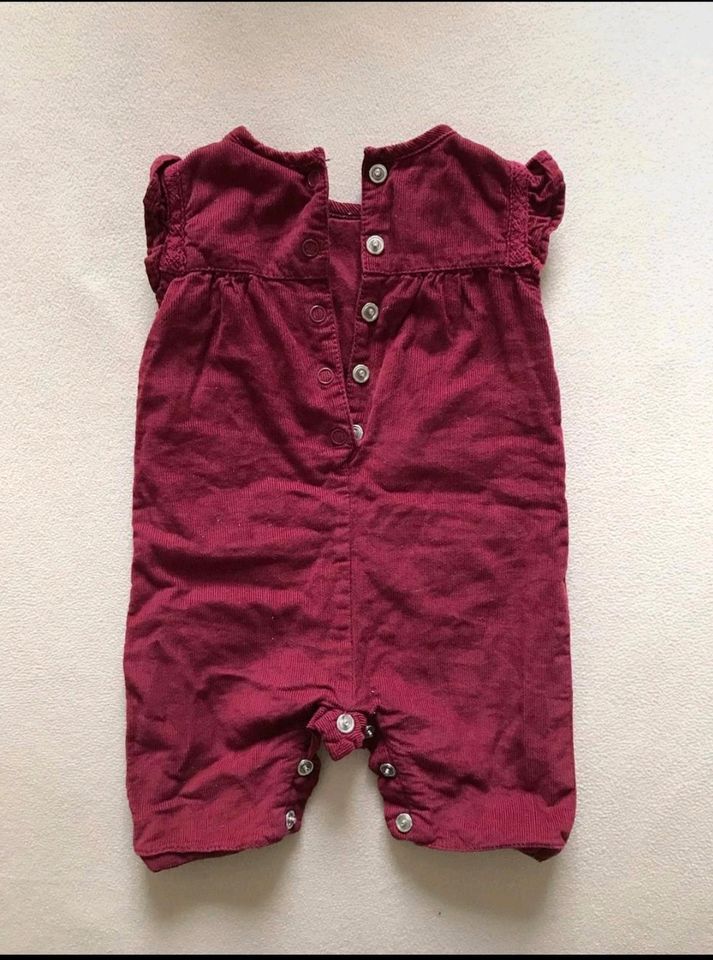 NEU Verspielter Baby Girl Einteiler Onesie berry burgund rot 50 in Berlin